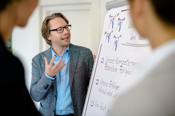 Trainingsszene - Professionell kompetenzbasiertes Feedback geben