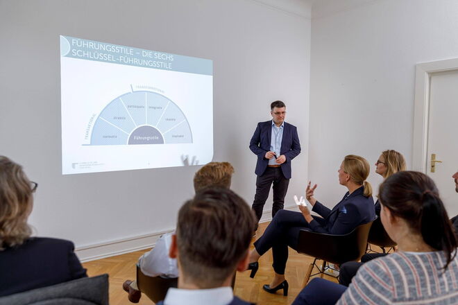 Vortragsszene - Kompetenztraining für neue Führungskräfte