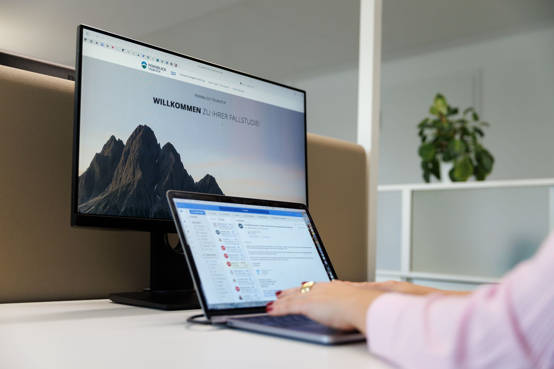 Person bearbeitet eine Fallstudie im digitalen Assessment Center AC Smart an Laptop und Bildschirm