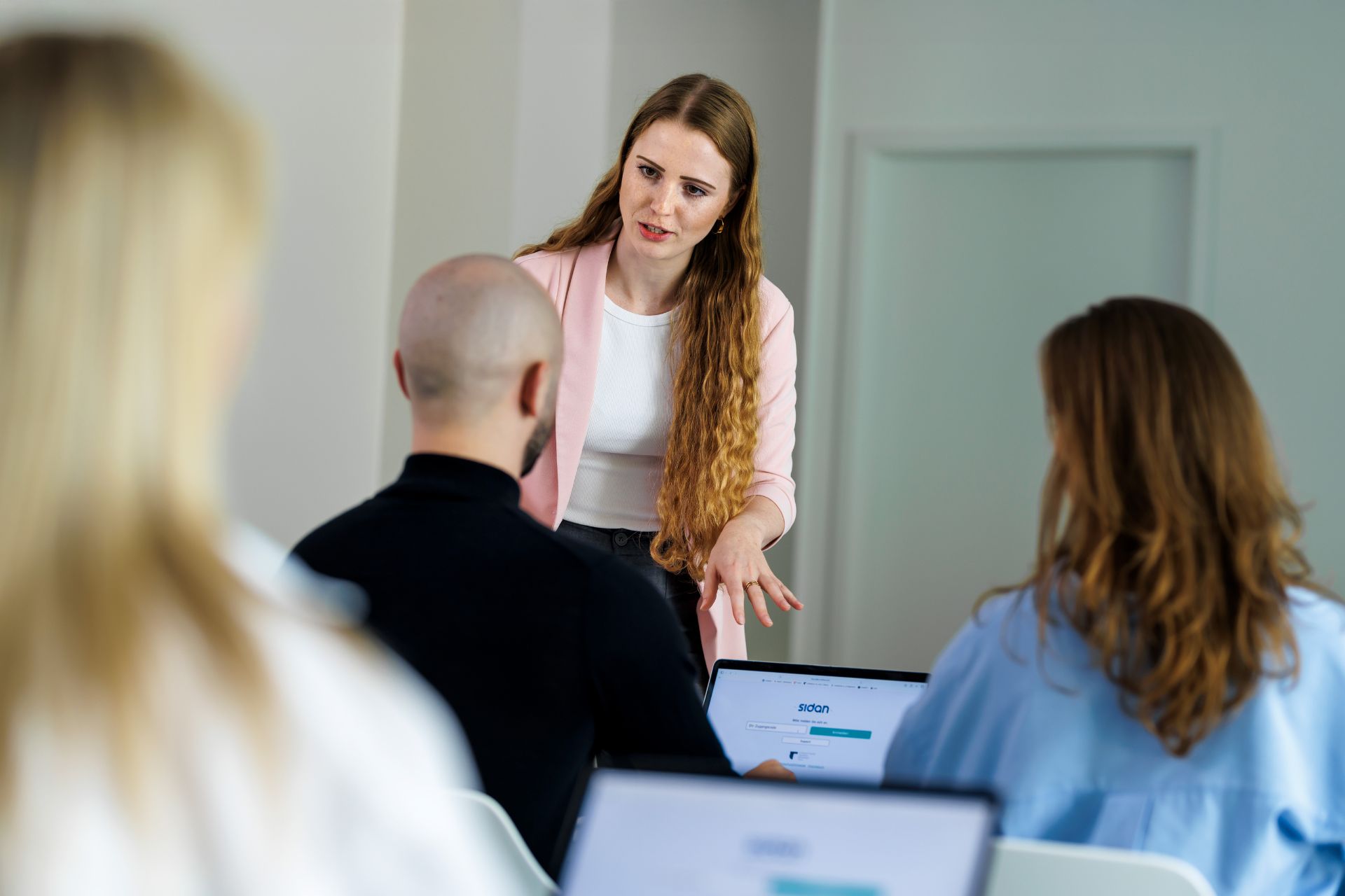 Moderatorin gibt Teilnehmenden ein Briefing im digitalen Assessment Center