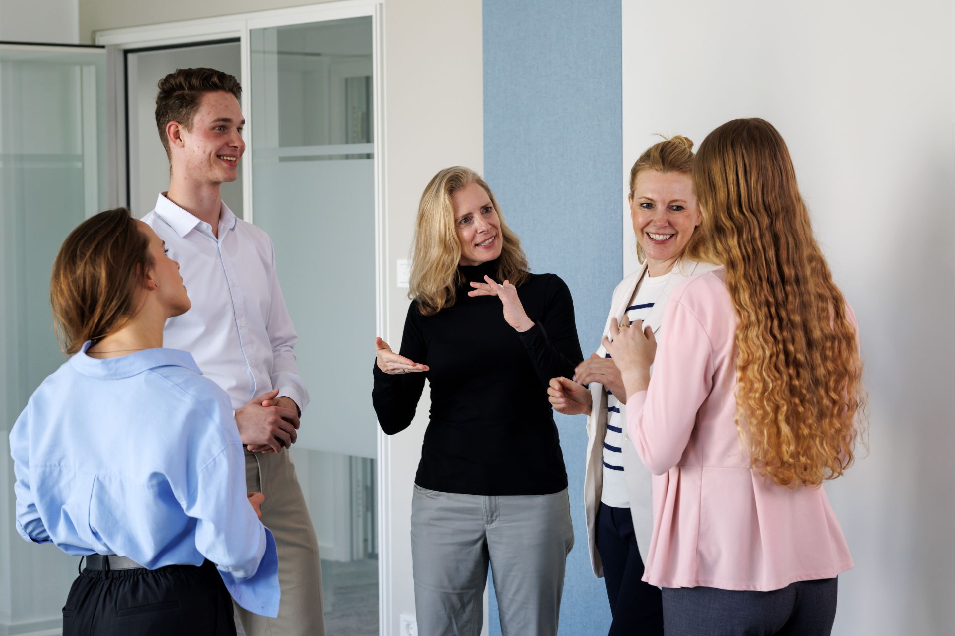 Austausch unter Kolleg:innen als Teil eines transparenten Talentmanagement-Prozesses