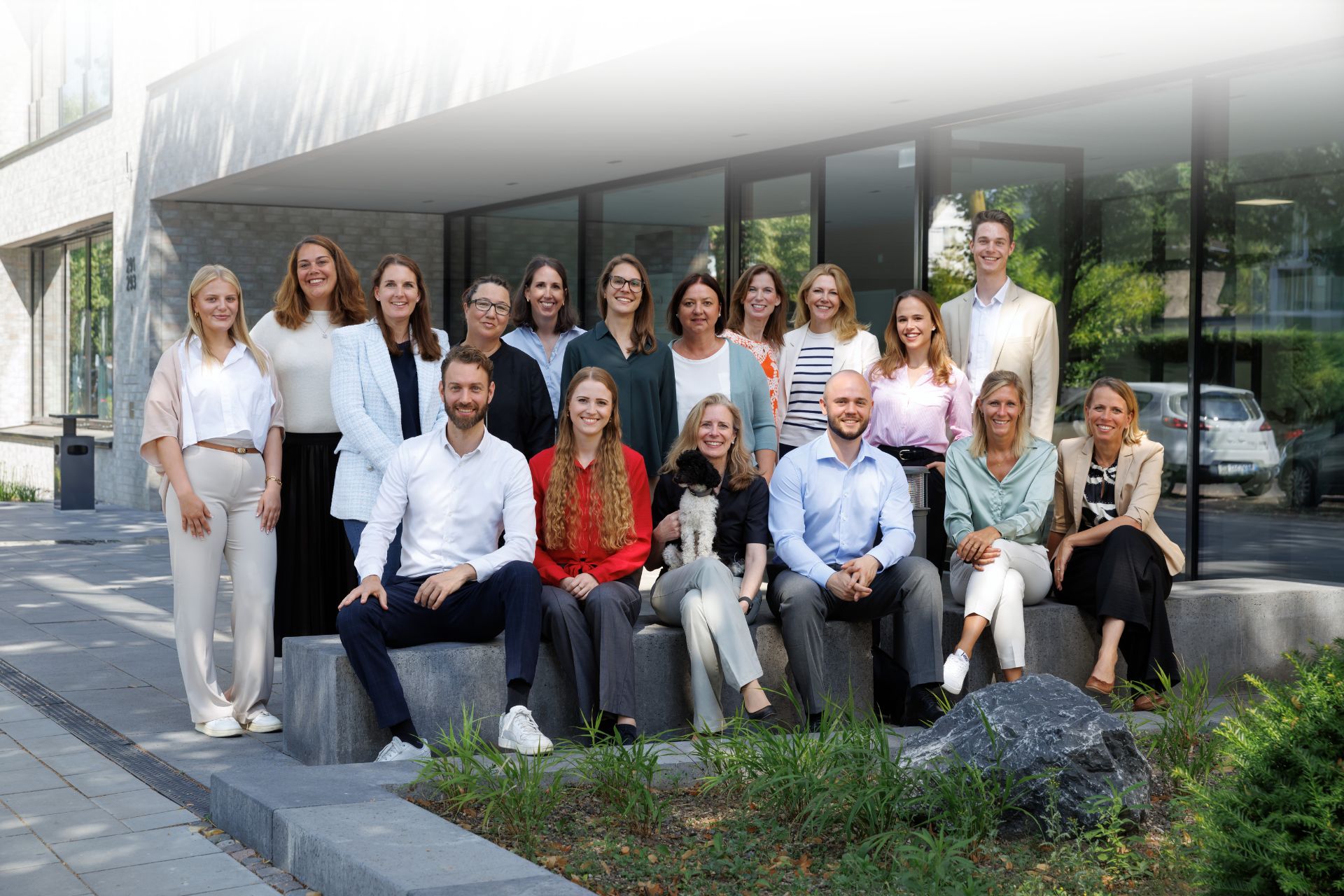 Das Team von CORNELIA TANZER draußen vor dem Büro