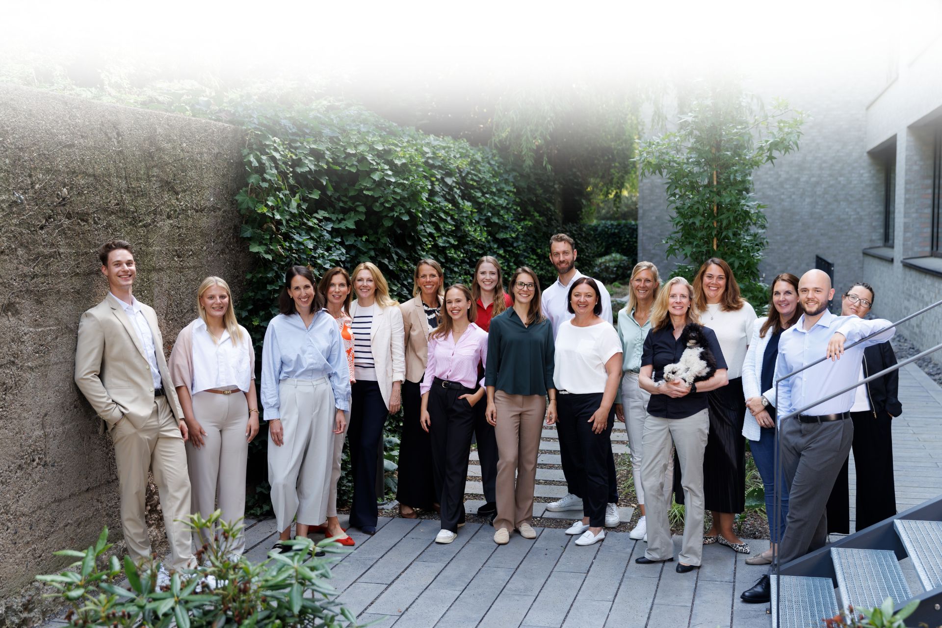 Team von CORNELIA TANZER im Hinterhof