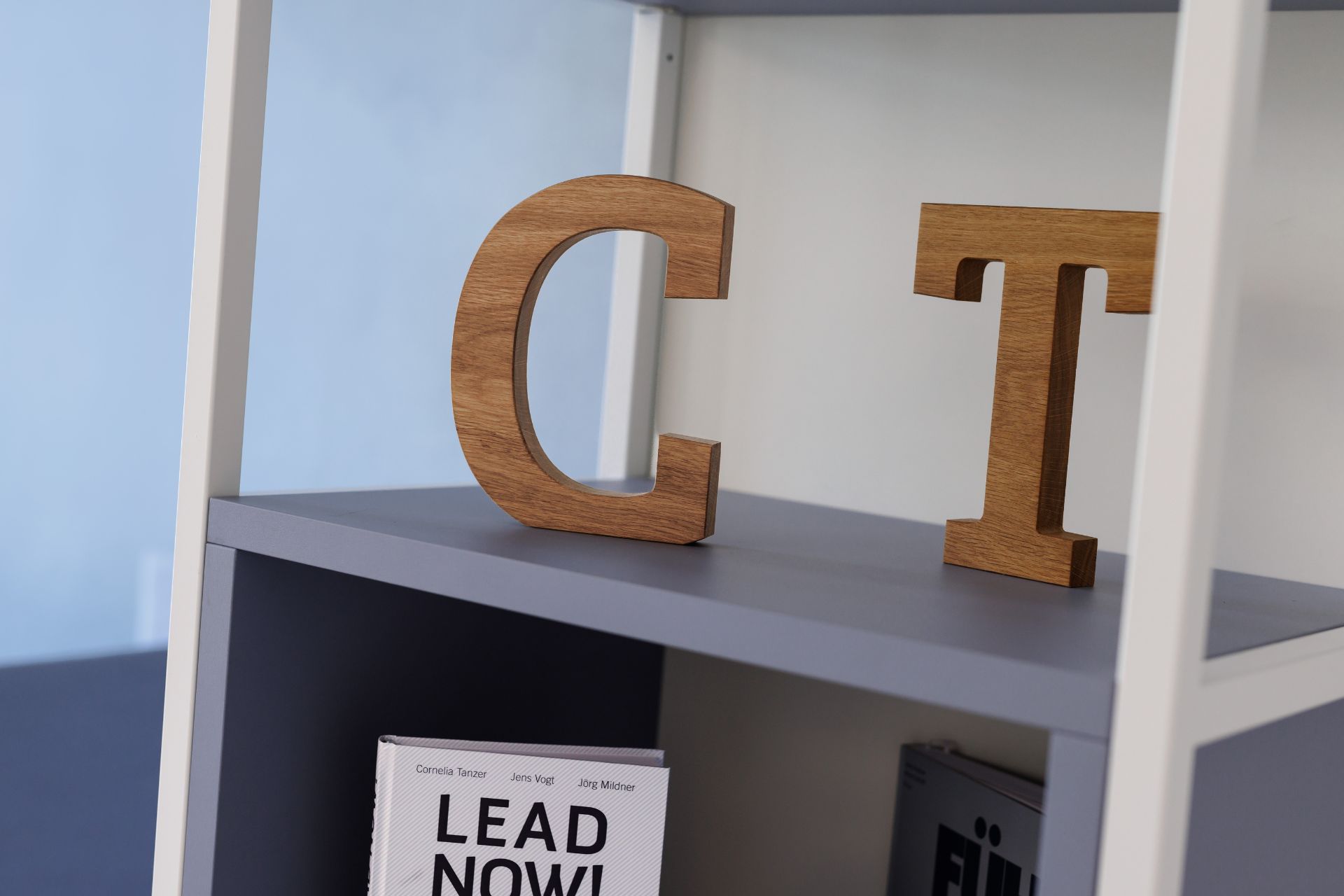 Dekoration mit Holzbuchstaben C und T im Büro des Teams CORNELIA TANZER, Symbol für Marke und Unternehmensidentität