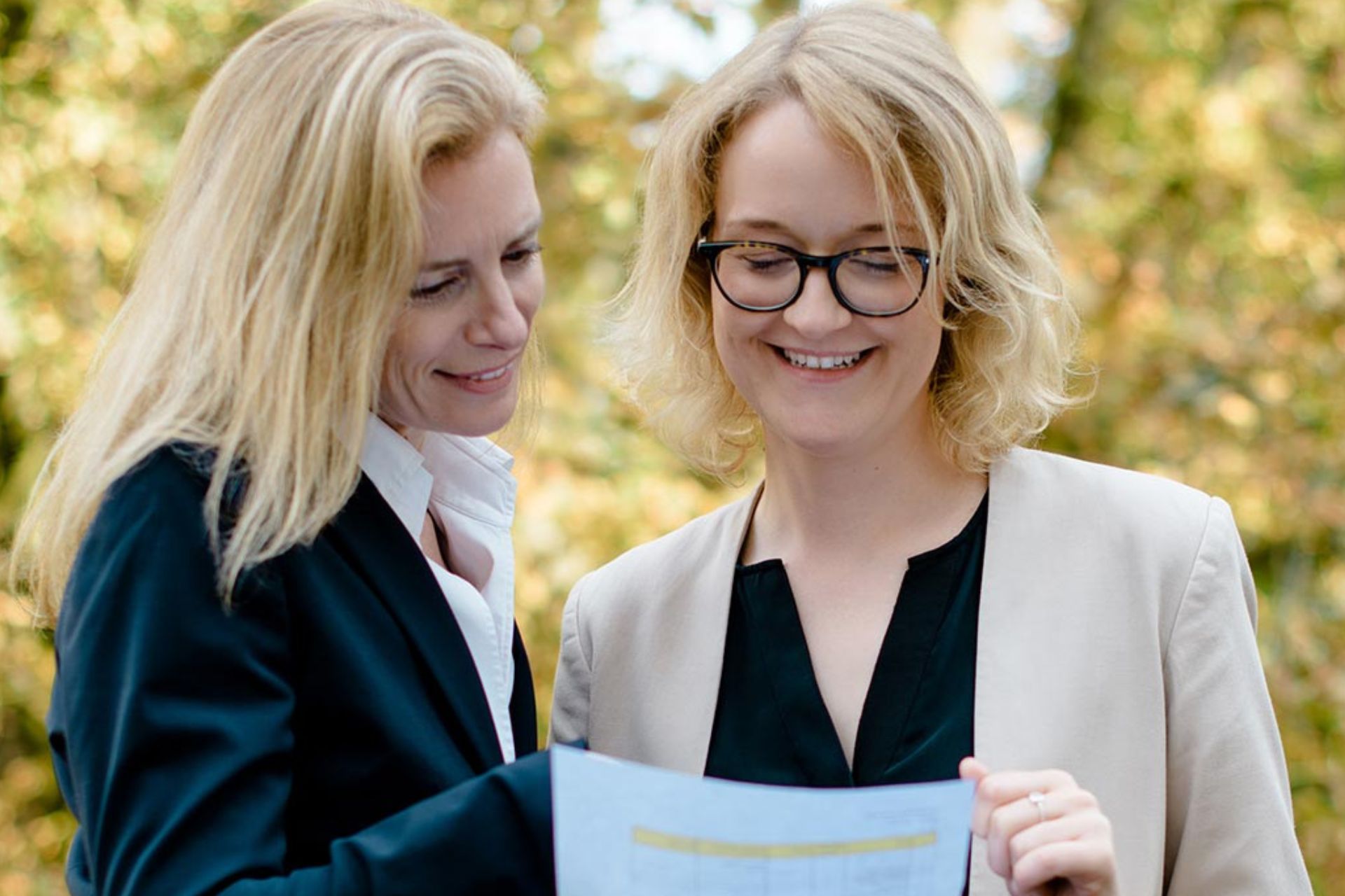 Zwei Beraterinnen von CORNELIA TANZER betrachten gemeinsam ein Dokument, steht für Analyse, Austausch und gemeinsame Lösungsfindung