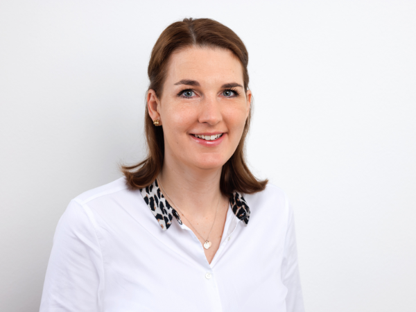 Portraitfoto von Cristina Hambücken, Projektmanagerin und Officeleiterin bei Cornelia Tanzer GmbH