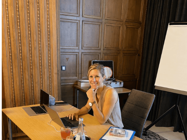 Katharina Rock, Senior Consultant bei CT, sitzt am Tisch zur Vorbereitung eines Konflikttrainings