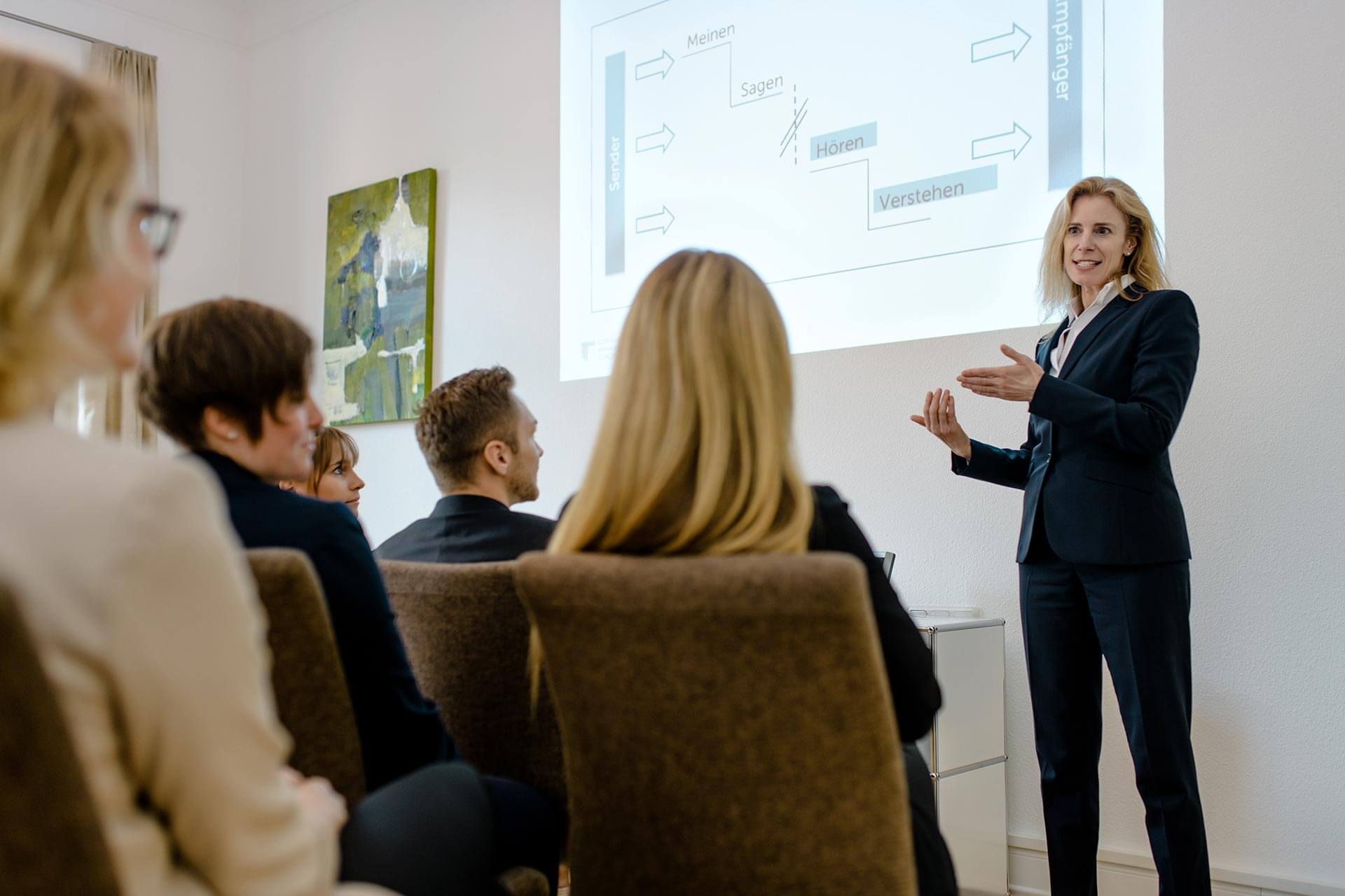 Vortragsszene im Interviewtraining - kompetente Durchführung des Bewerbungsprozesses