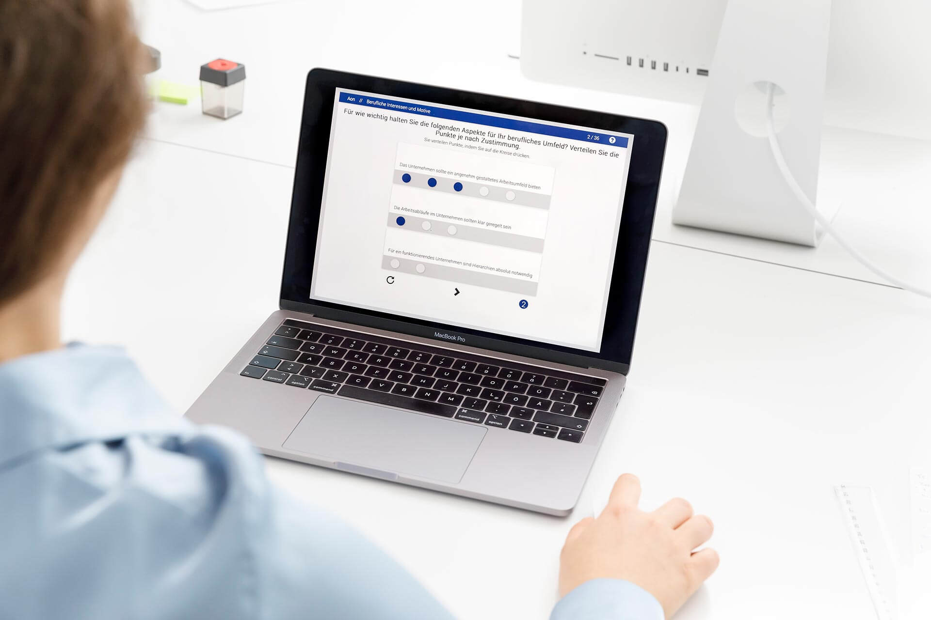 Szene Fragebogenbearbeitung am PC - Motive, Werte und Persönlichkeit
