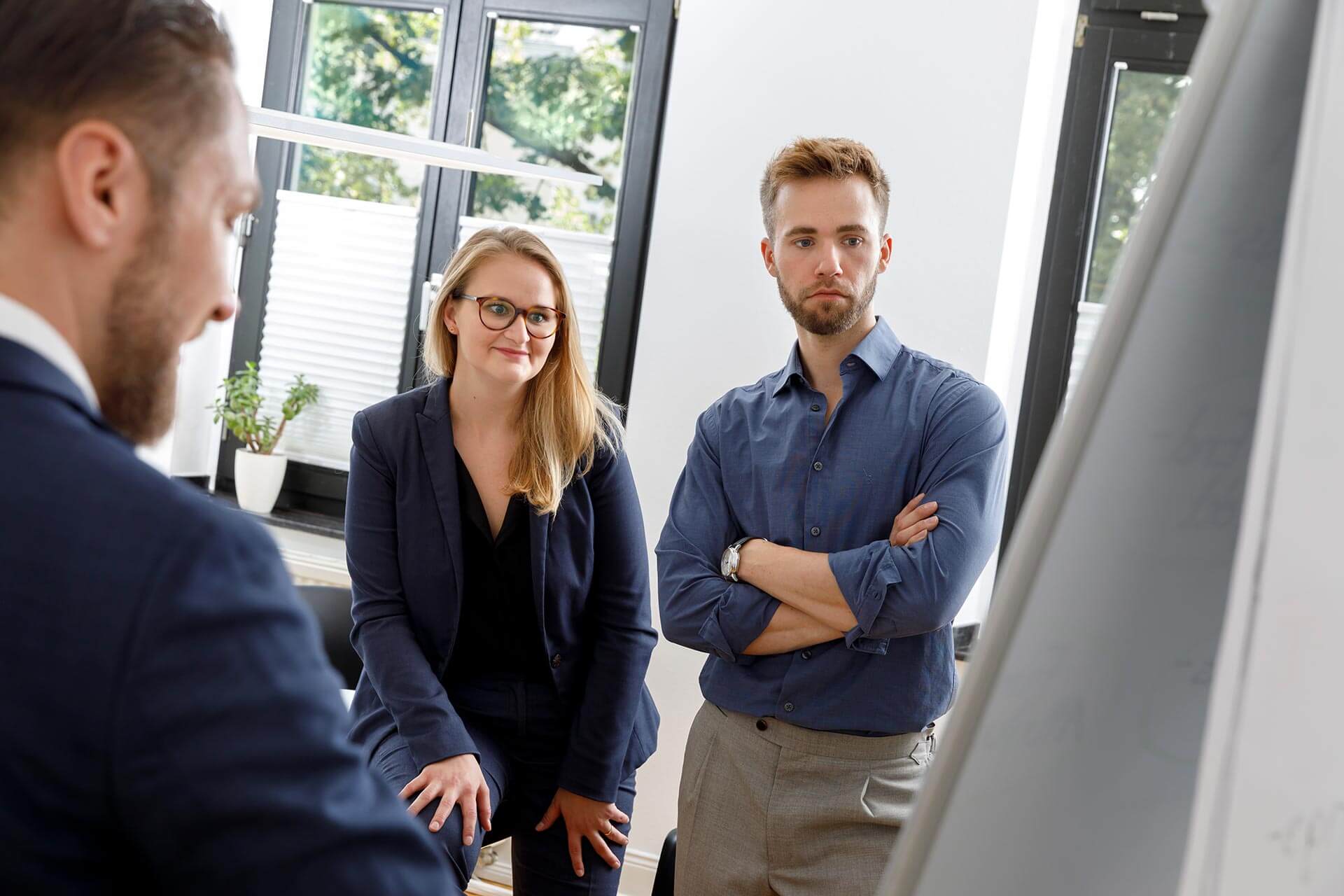 Szene Vermittlung eines Kompetenzmodells - Anforderungen an die Mitarbeiter:innen kommunizieren