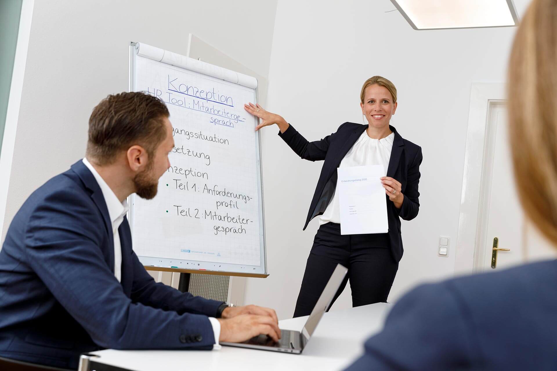 Trainingsszene Mitarbeitergespräch - Erfolgssteigerung durch mehr Effizienz