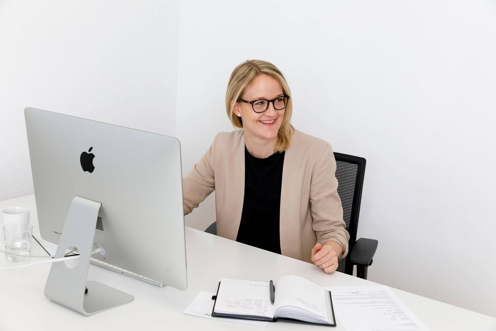 Arbeitsszene am PC - Unterstützen Sie uns als Teamassistenz
